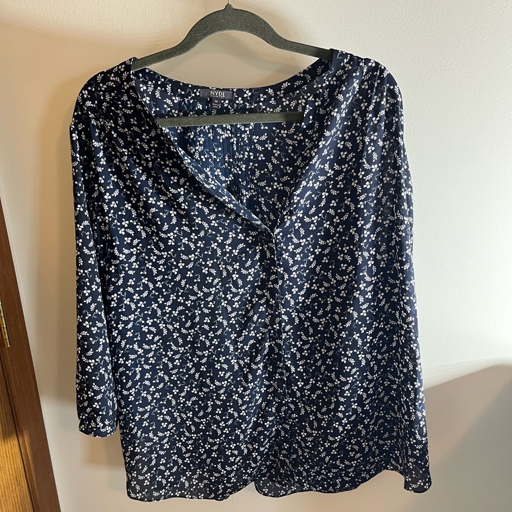 NYDJ 3/4 sleeve. Navy with white floral pattern. 1x
